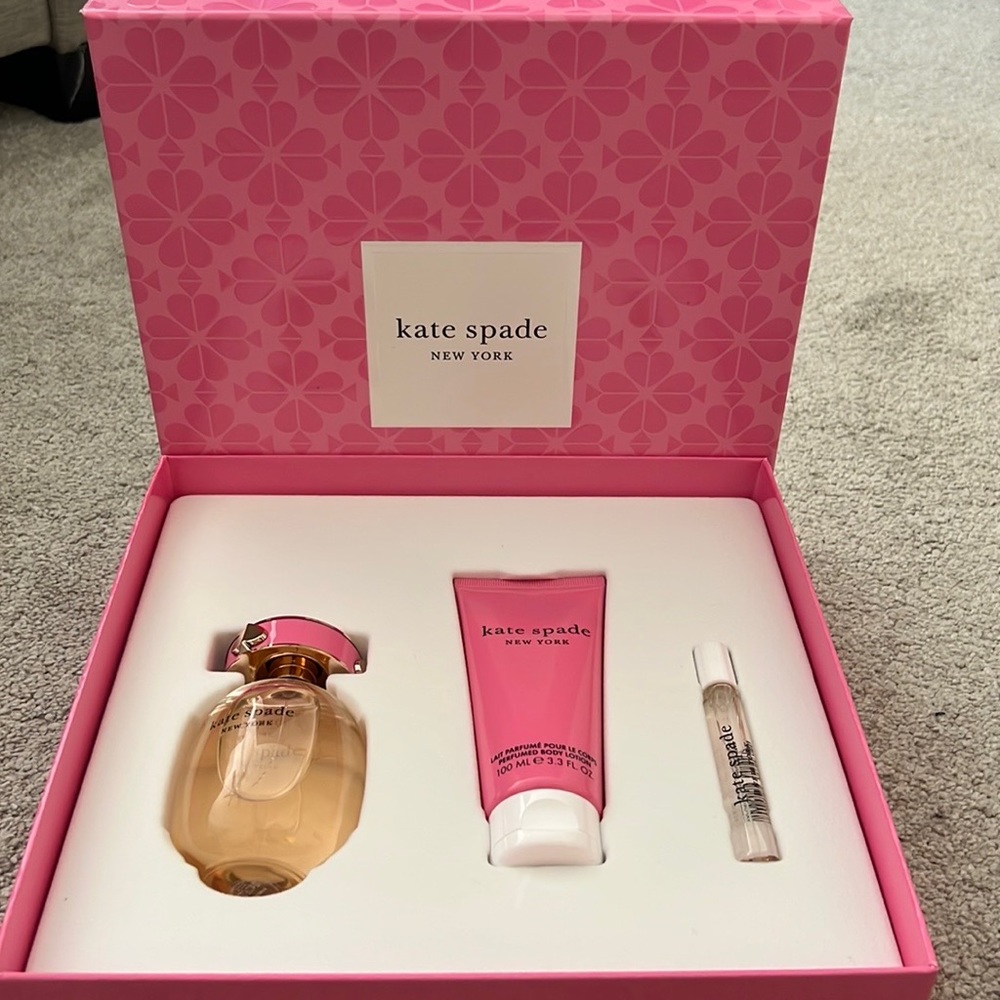 Selling Kate Spade Perfum set.
